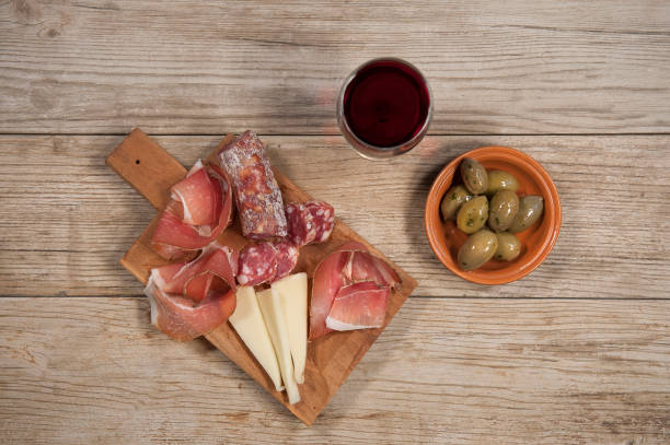 what wine goes with charcuterie illustration