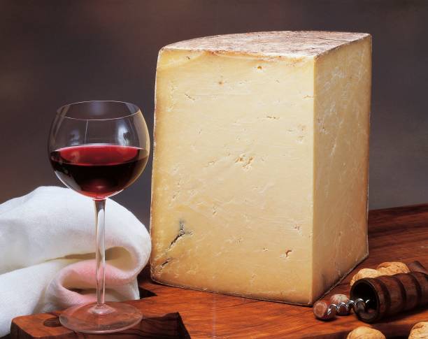 what wine goes with cheddar cheese illustration
