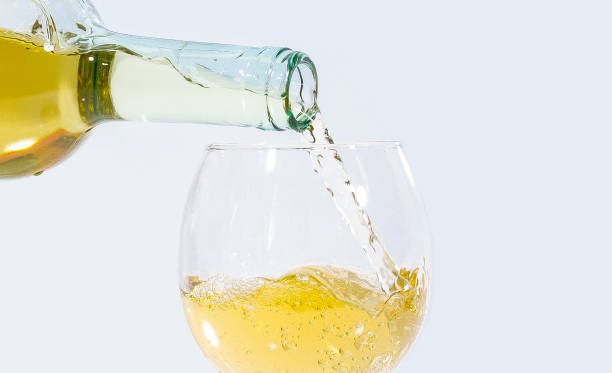 how long does open white wine last illustration