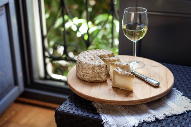 what cheese goes with white wine illustration