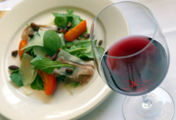 what wine goes with salad illustration