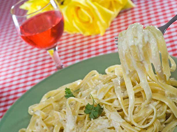 what wine pairs with fettuccine alfredo illustration